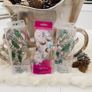 NEW IN BOX CALA TANGLE FREE BRUSH (coconut)